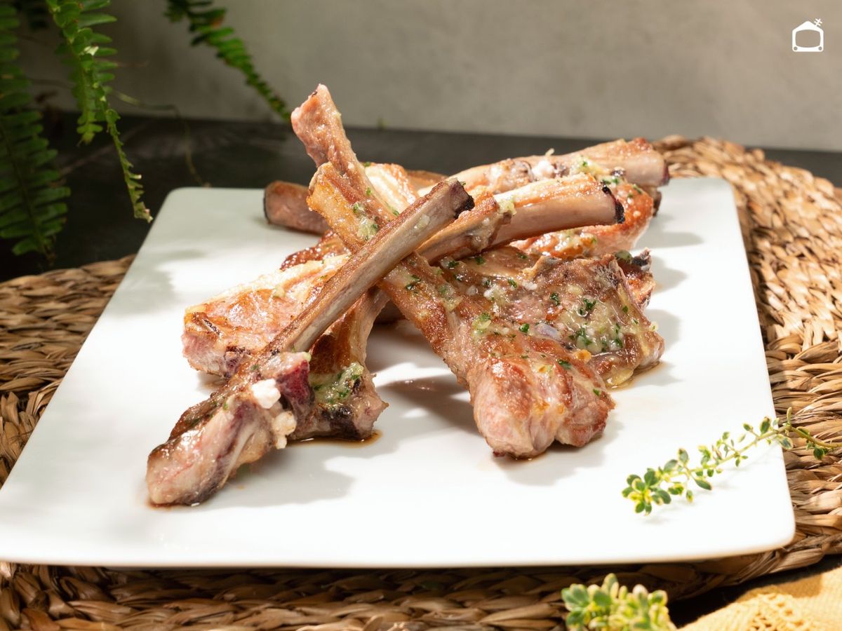Sirve las chuletas de cordero a la plancha bien calientes