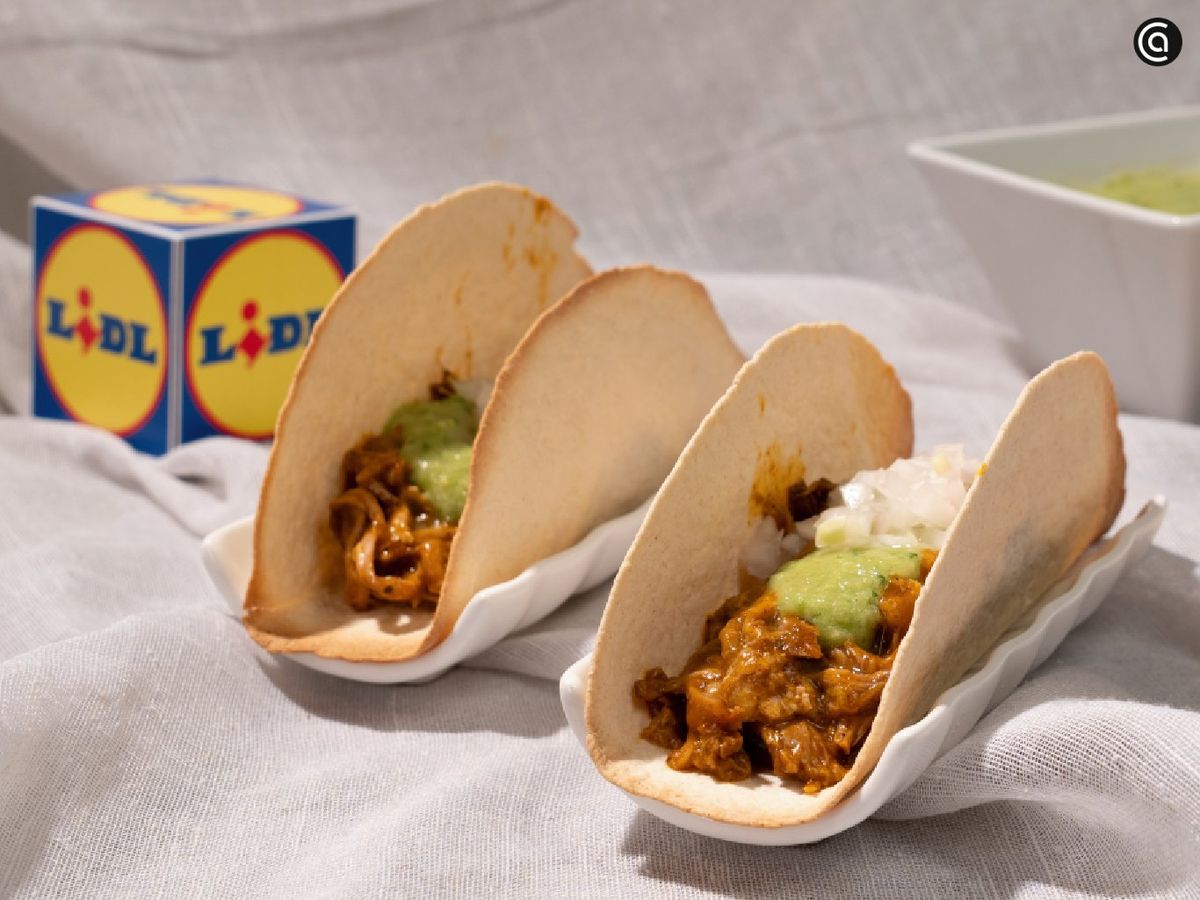 Acompaña los tacos de cochinita pibil con cebolla y salsa verde