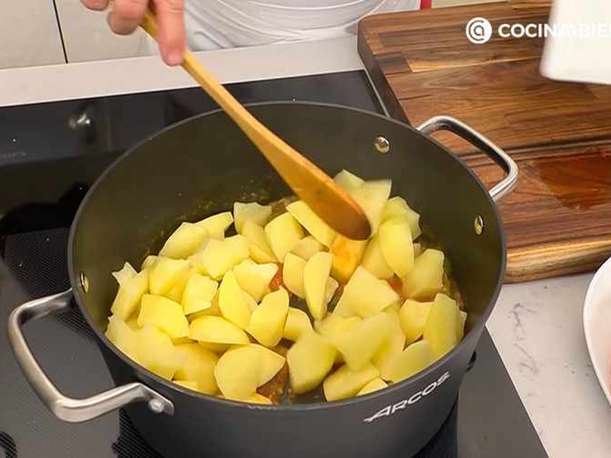 Casca las patatas y añádelas a la cazuela