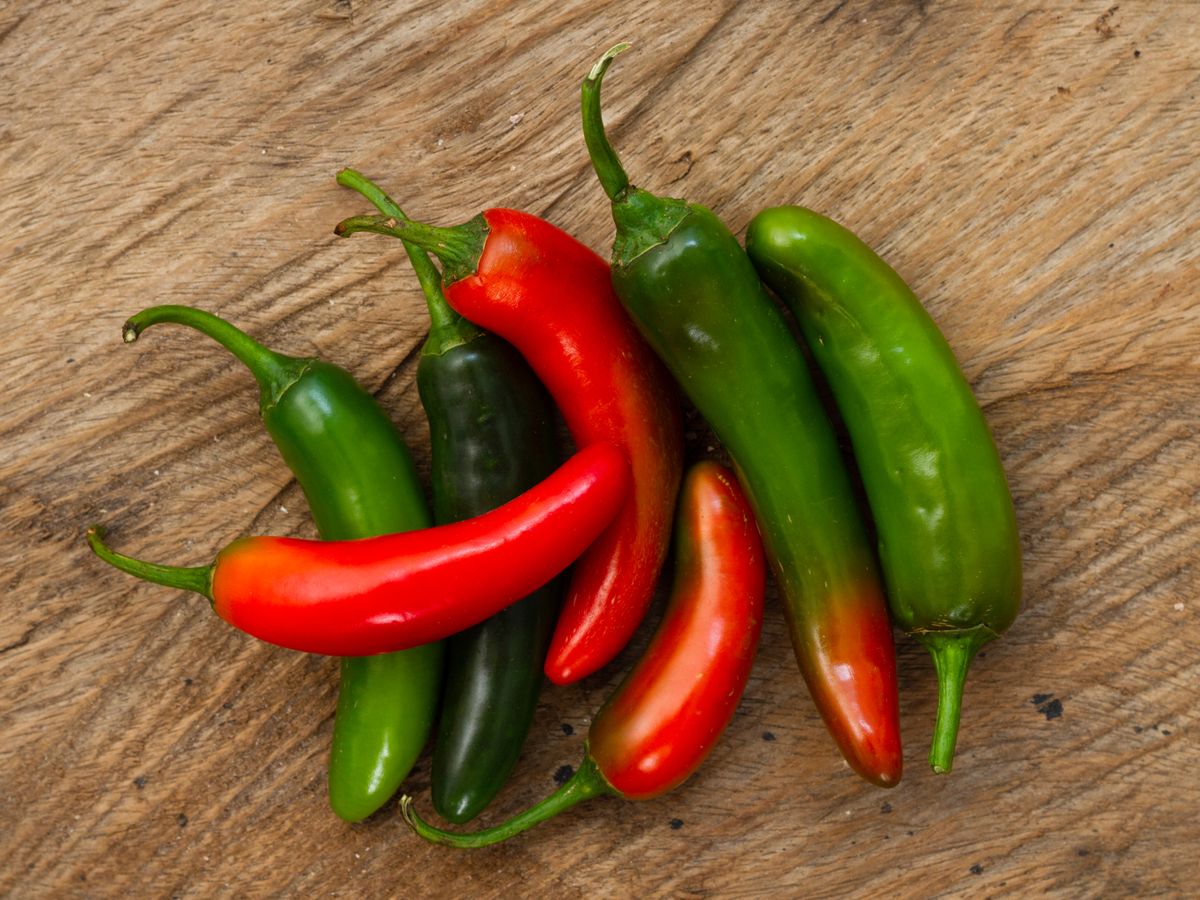 Chiles frescos mexicanos, esenciales para aportar el toque picante auténtico a las fajitas y salsas caseras.