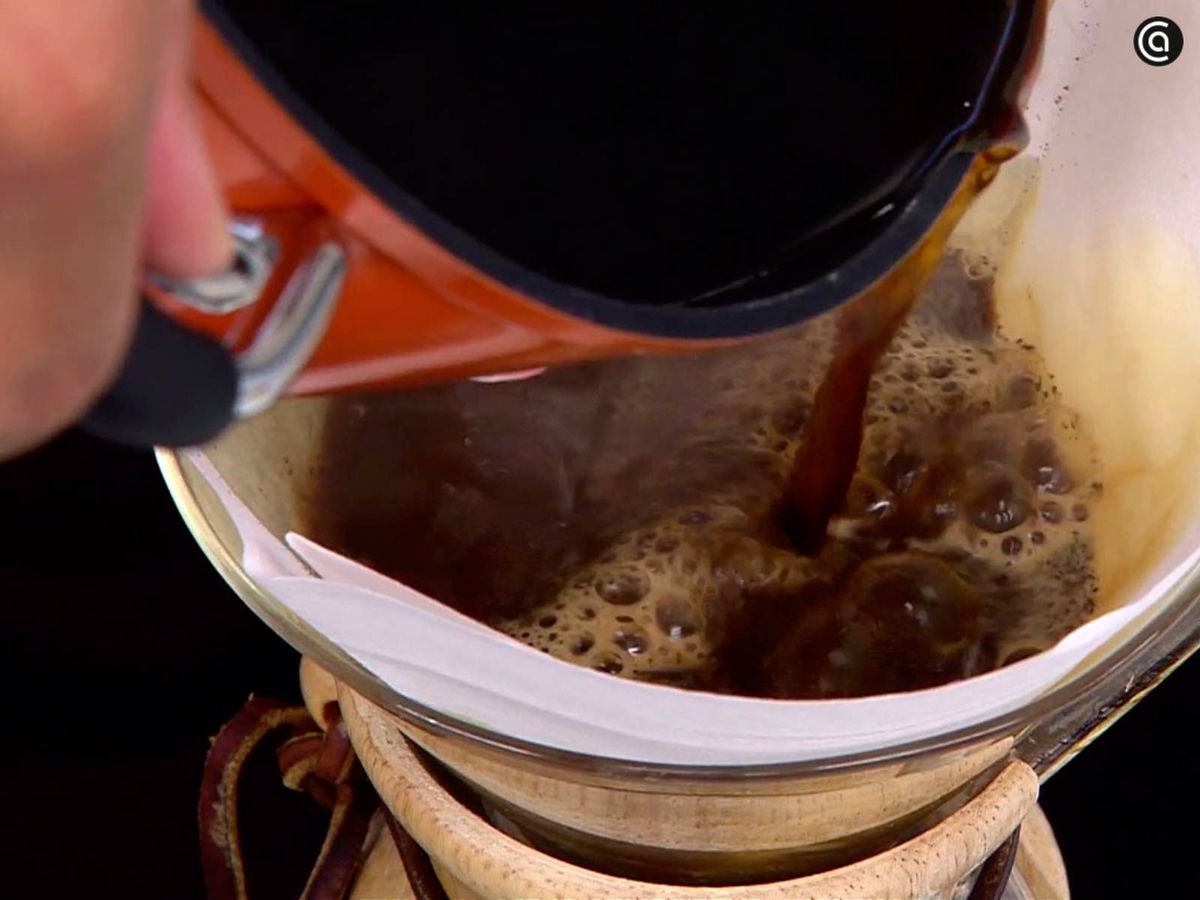 Vierte el primer café sobre el filtro