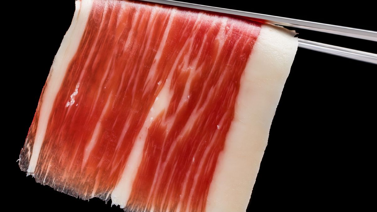 Una buena loncha debe ser fina, brillante y con un equilibrio justo entre grasa y carne.