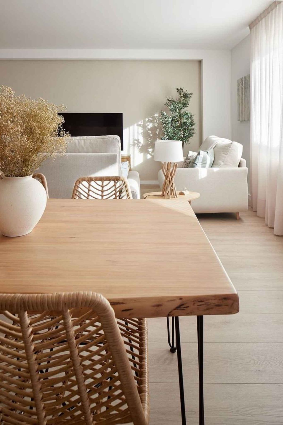 Diseño de comedor muy luminoso y amplio abierto al salón.