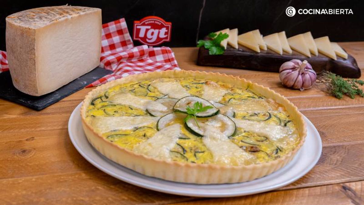 Hornea y sirve la quiche de calabacín y queso para disfrutar del queso fundido