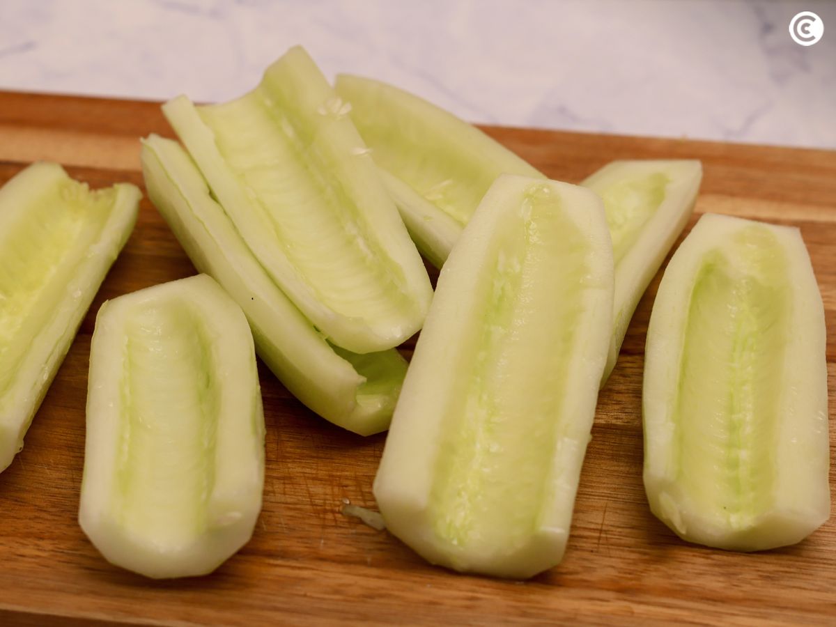 Retira las pepitas del pepino