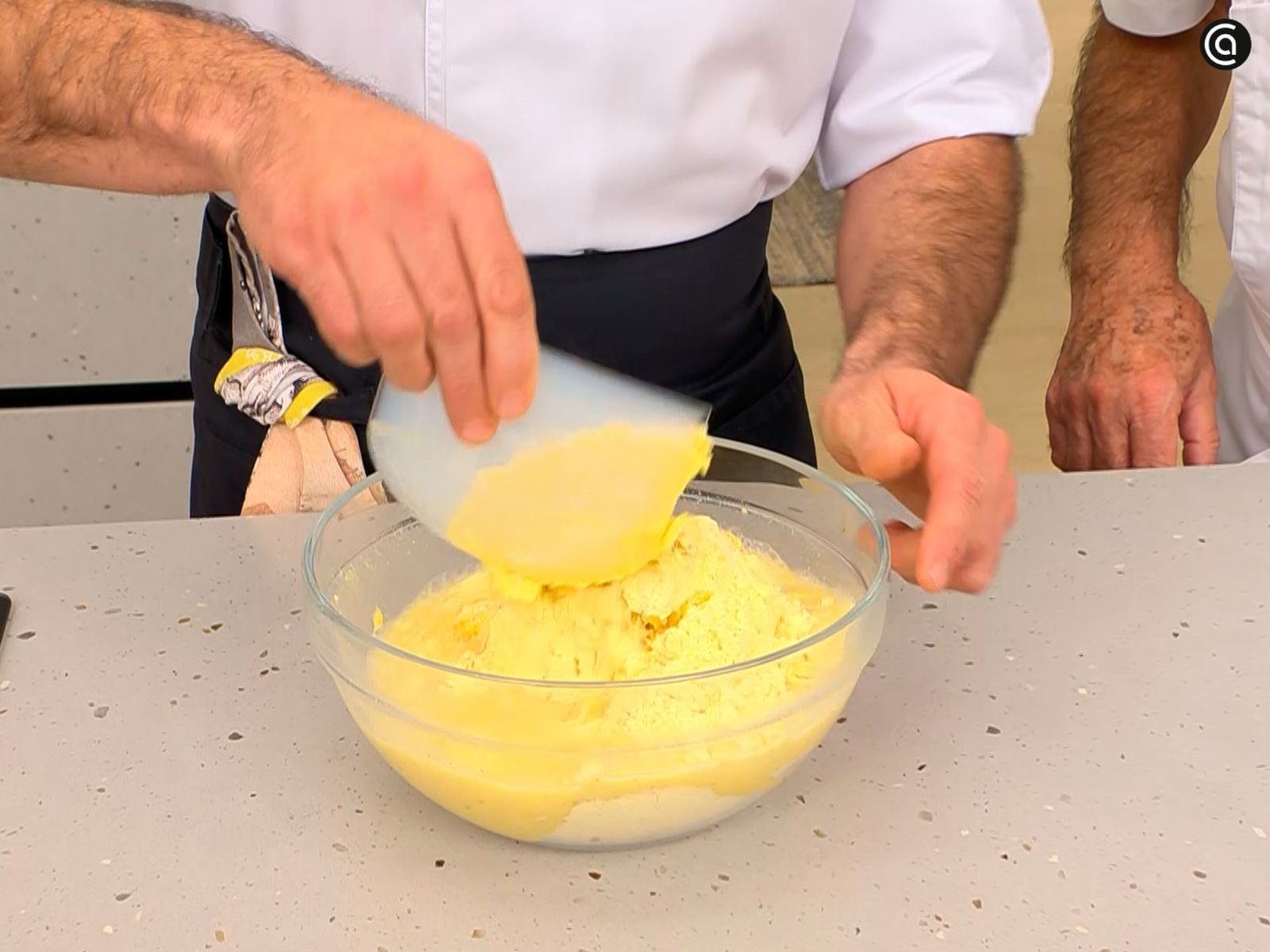 Coloca los ingredientes en un bol y mézclalos bien