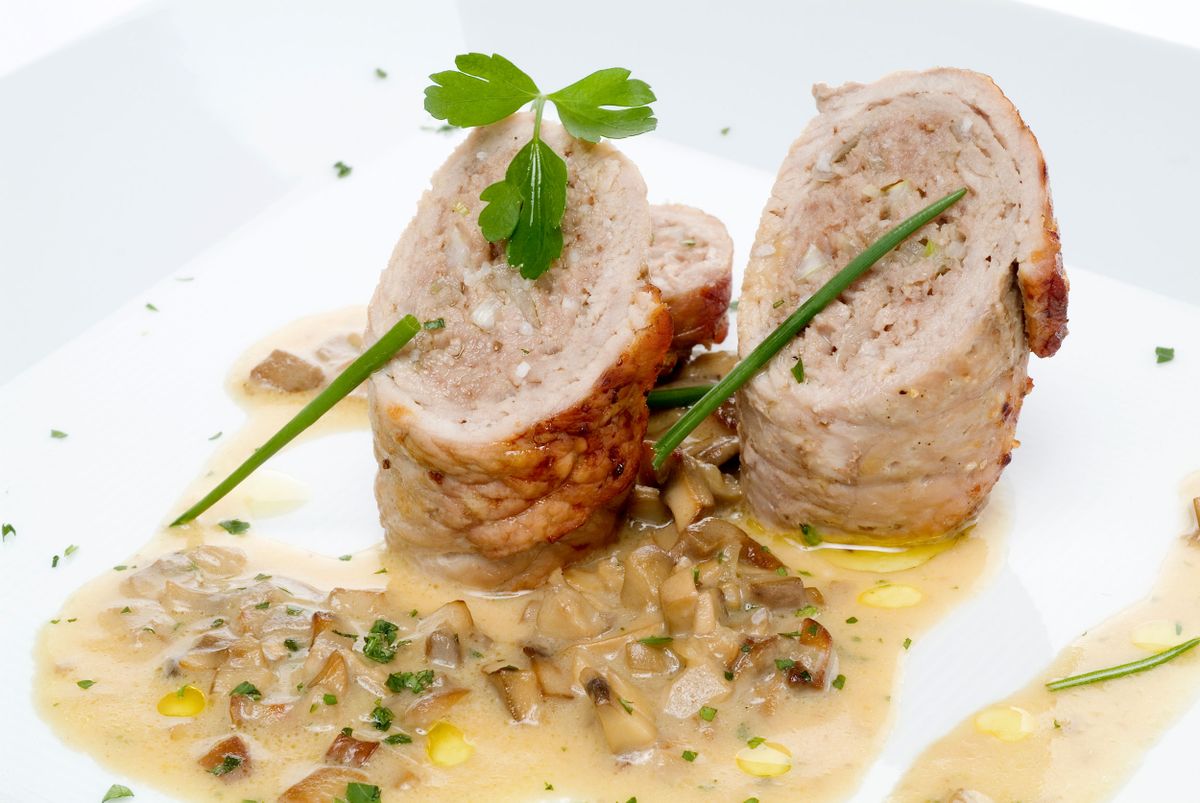 Filetes rellenos con salsa de champiñones