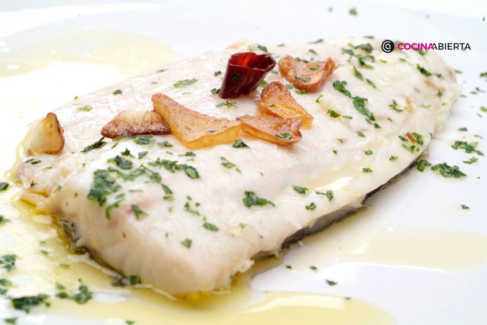 Filete de dorada al microondas con ajo, guindilla y perejil