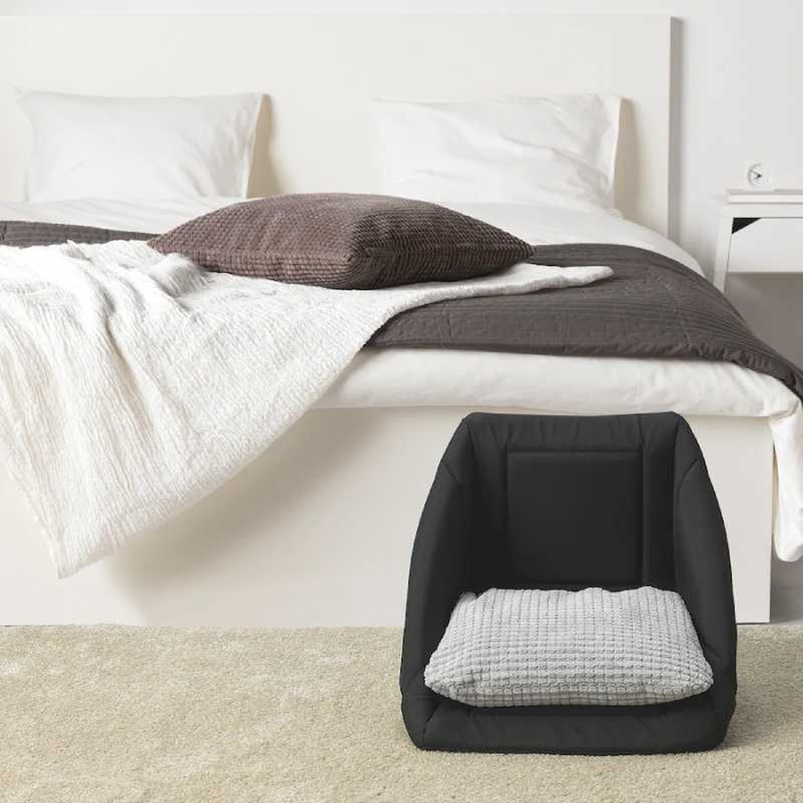 Dormitorio con casa escondite para gatos. Dormitorio con casa escondite para gatos.