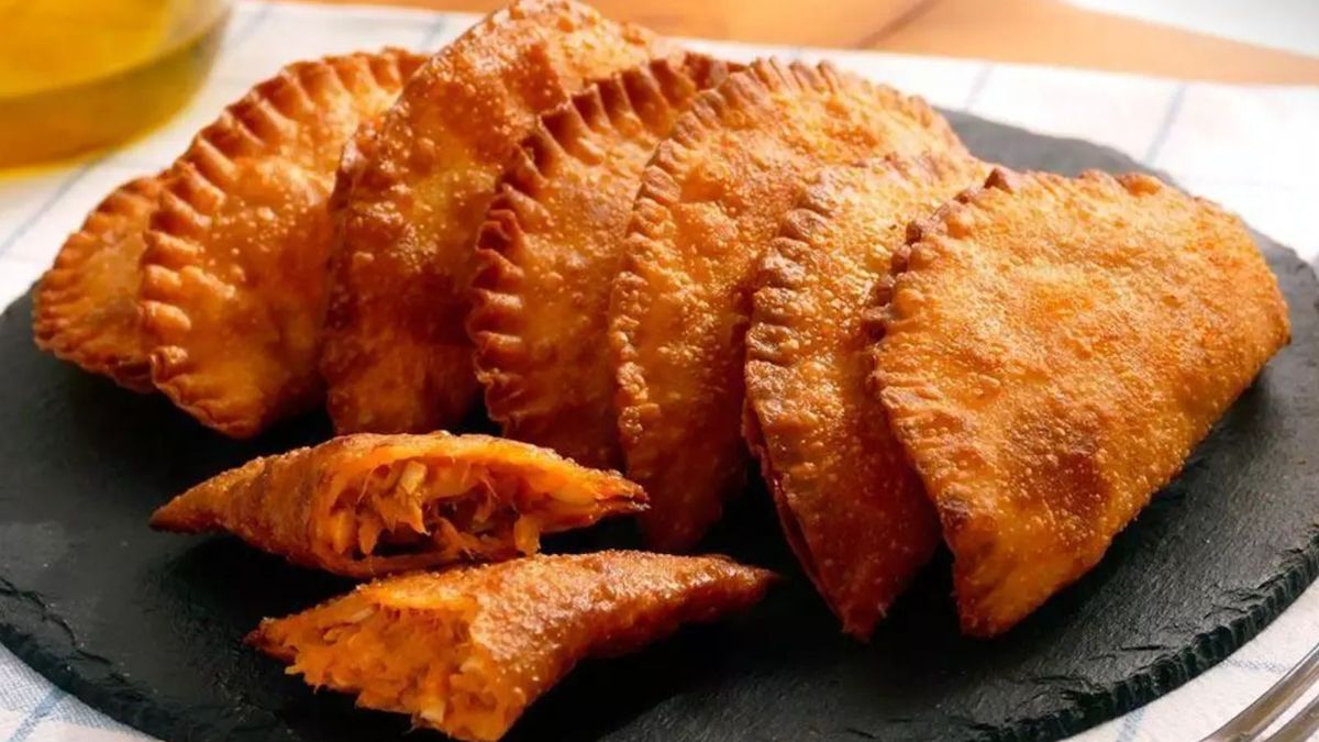 Doraditas por fuera y con un relleno jugoso de atún y huevo, así da gusto comer en la oficina