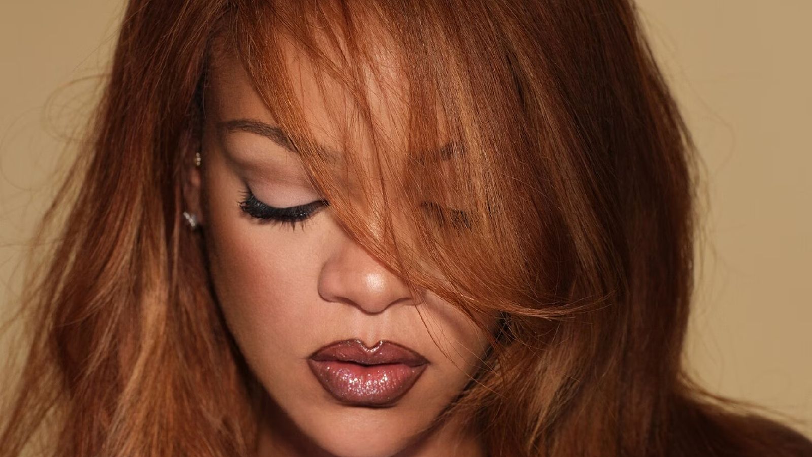 Rihanna ha conseguido un gloss que combina hidratación, volumen y un acabado espectacular