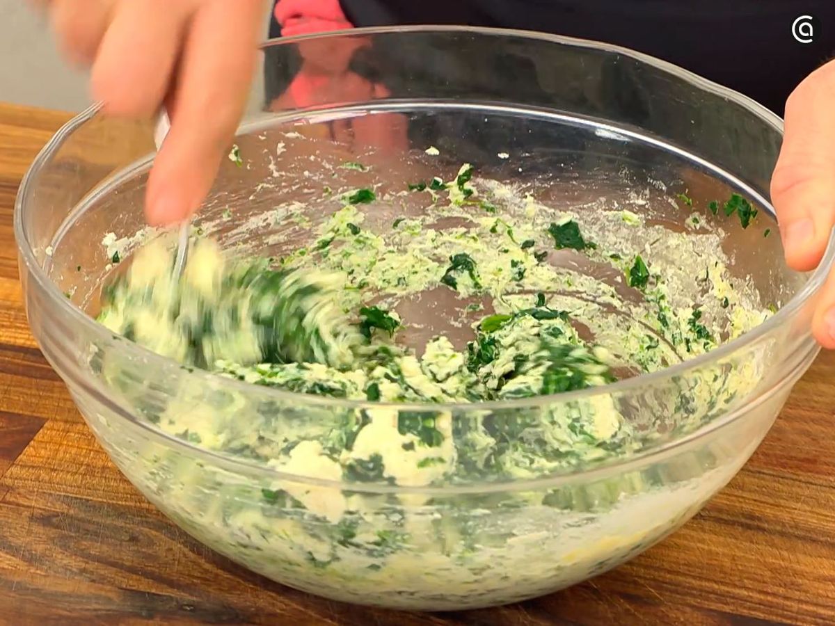 Mezcla el huevo, el queso, la harina y el queso parmesano con las espinacas