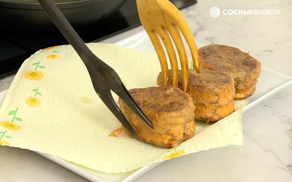 Torrijas fritas en papel absorbente