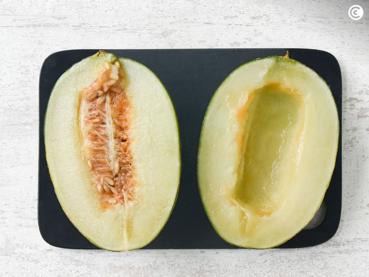 Retiramos las pepitas del melón para hacer con jamón