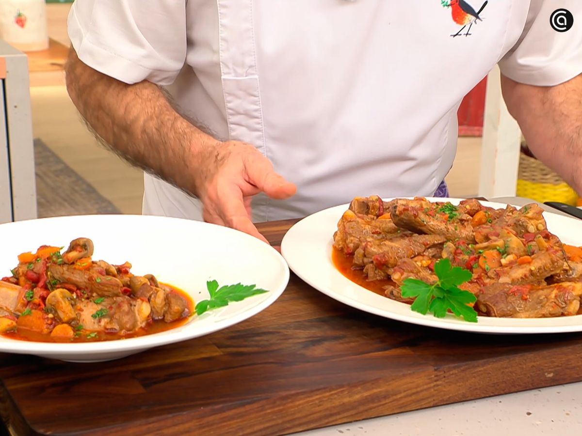 Decora con perejil la costilla de cerdo guisadas con champiñones