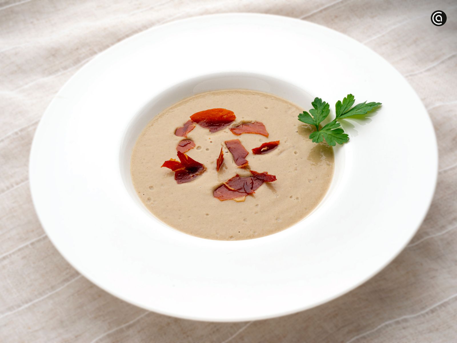 Crema de champiñones con virutas de jamón, receta de Karlos Arguiñano