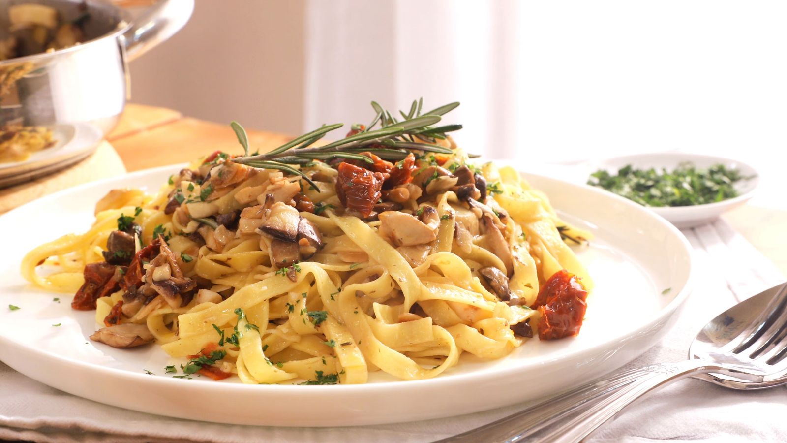 Receta de tagliatelle con setas, tomate seco y almendras paso 7 Receta de tagliatelle con setas, tomate seco y almendras paso 7