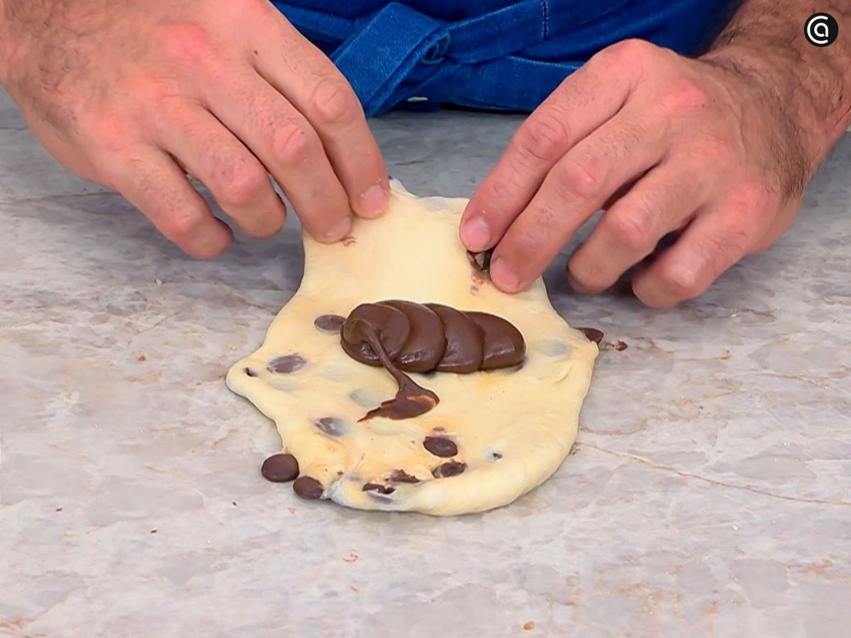 Rellenar los bollos de leche con crema de chocolate y avellanas