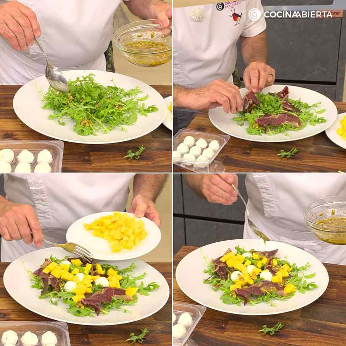 Distribuye rúcula, cecina, queso, mango y aliña. Decora