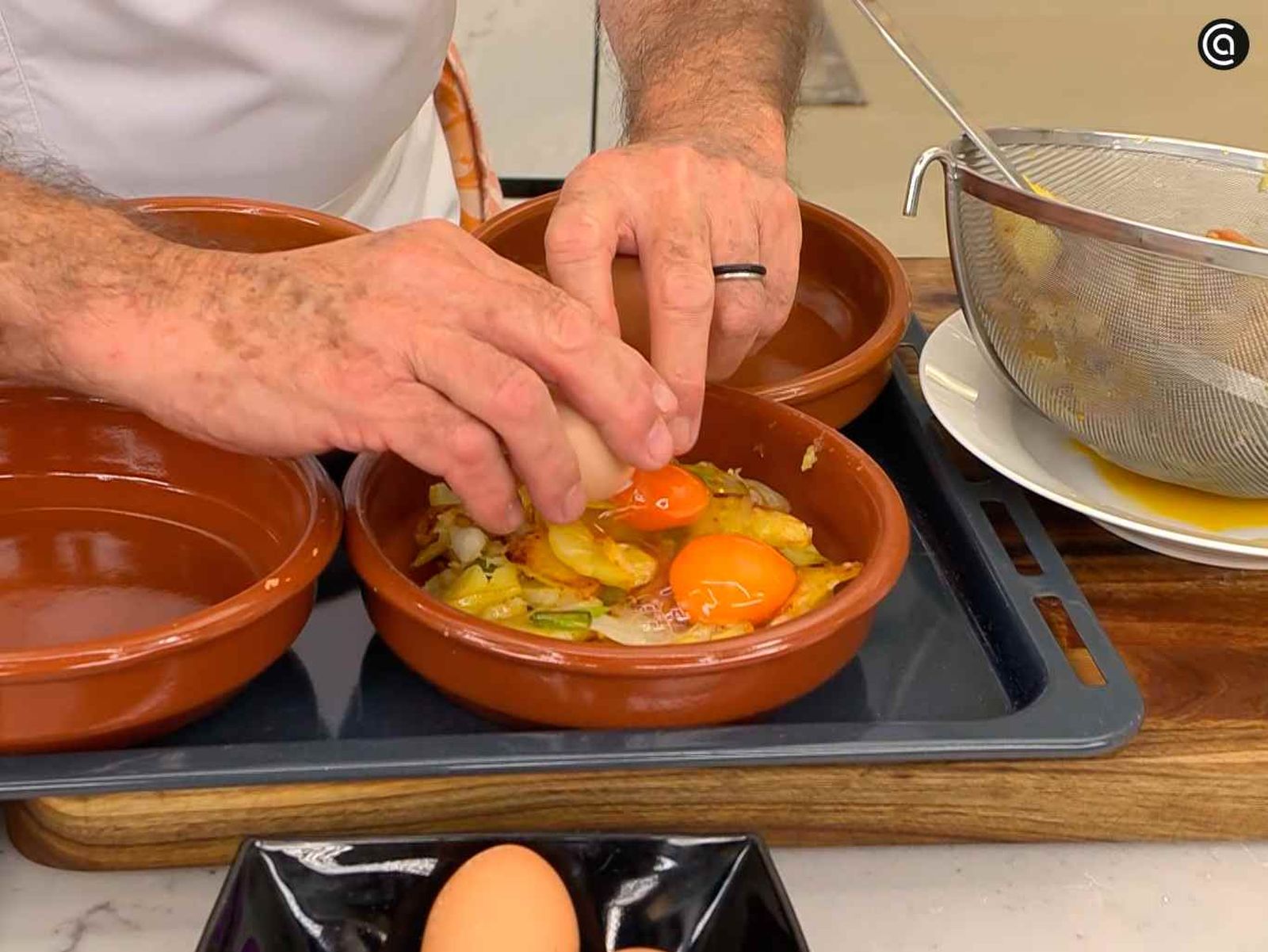 Añade los huevos y cocina en el horno hasta que cuajen Añade los huevos y cocina en el horno hasta que cuajen