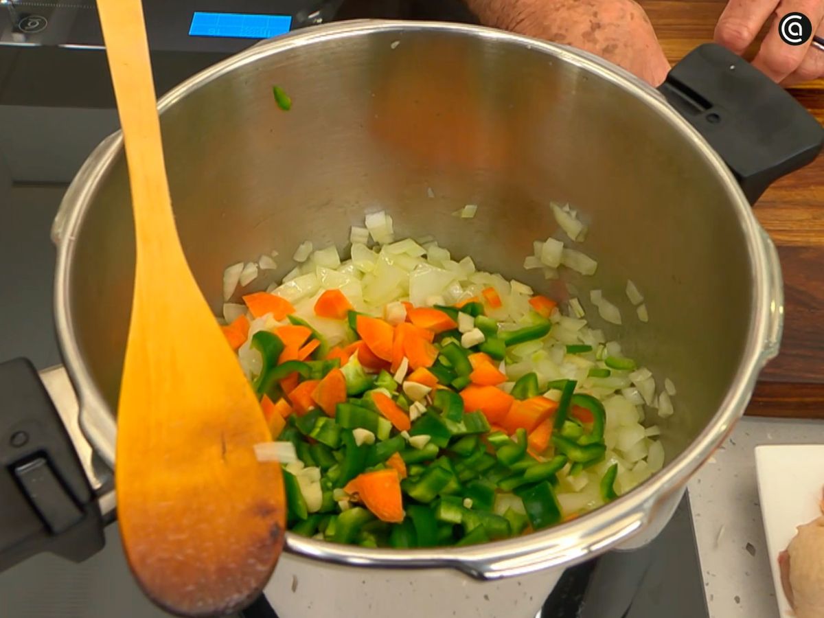 Corta la cebolla, el pimiento y la zanahoria, y rehógalos en la olla
