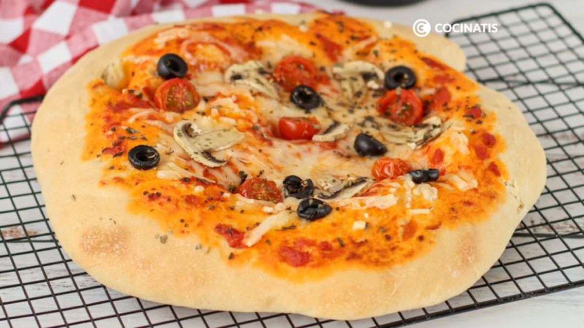 Pizza vegana casera recién horneada