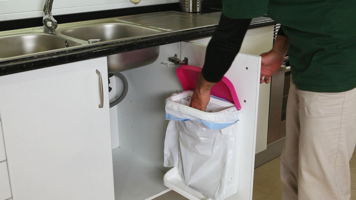 Colocar un soporte para bolsa de basura paso 8
