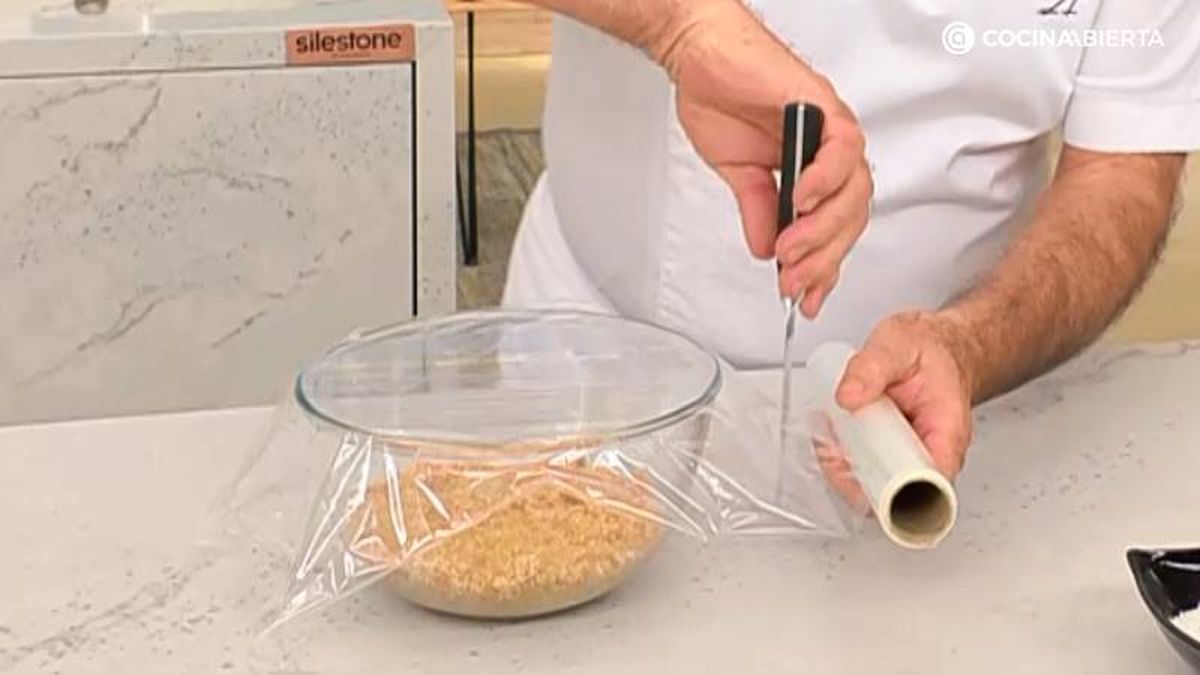 Cubre el bol con film transparente y deja reposar 2 horas