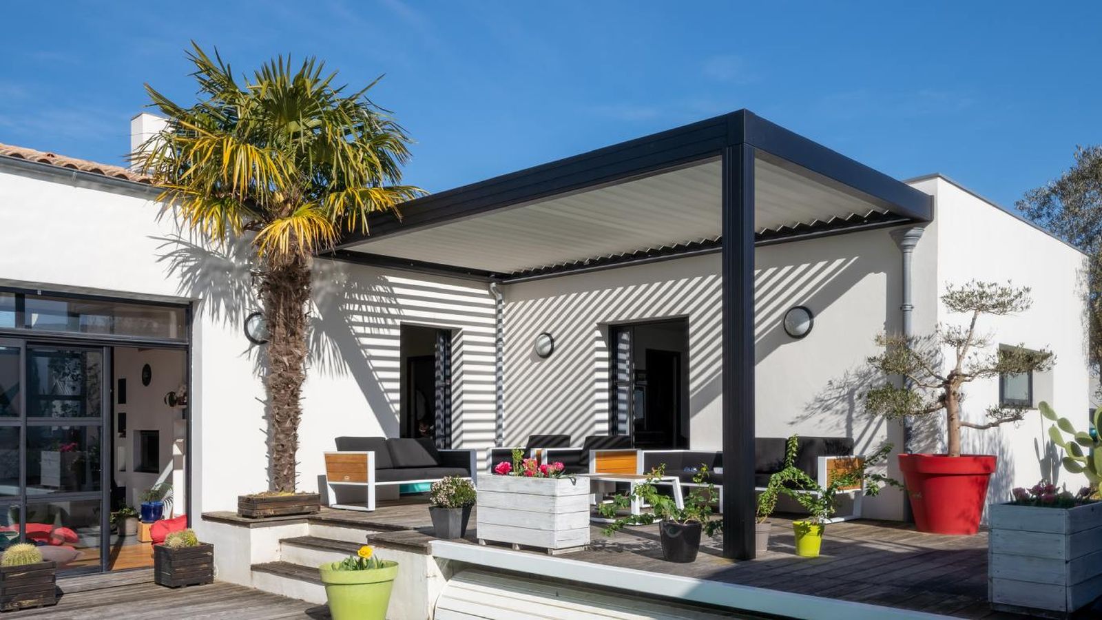 Pérgola bioclimática en el jadín Pérgola bioclimática en el jadín