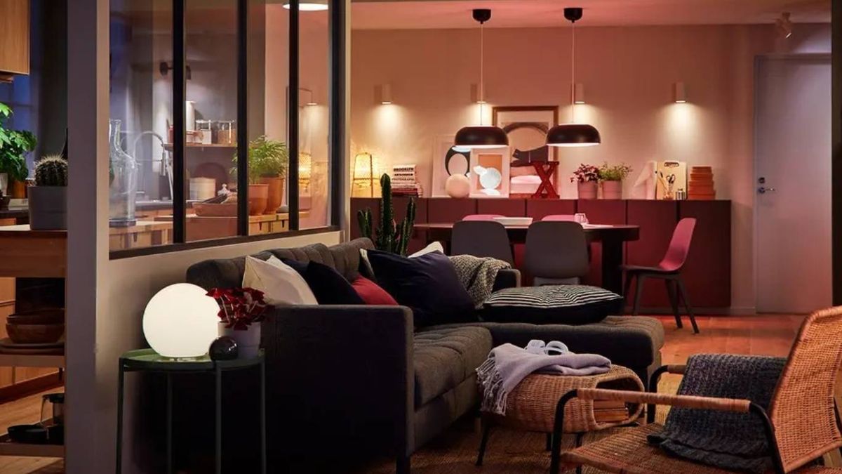 Jugar con luces de colores e intensidad cambia por completo la atmósfera del hogar.