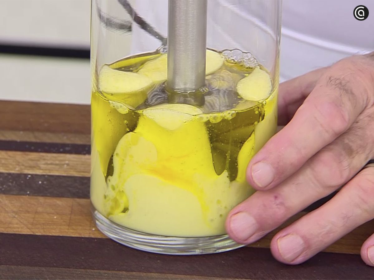 Prepara la mayonesa de ajo