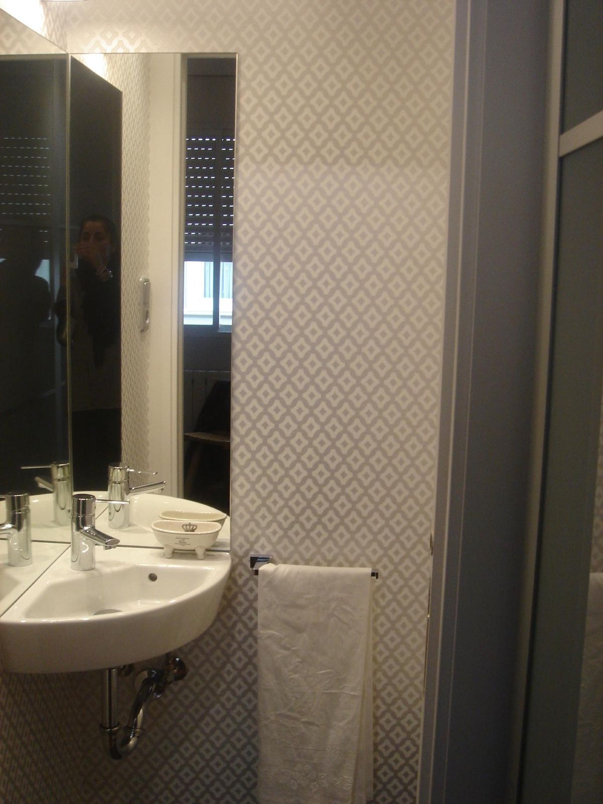 Se instala un lavabo esquinero para optimizar espacio.