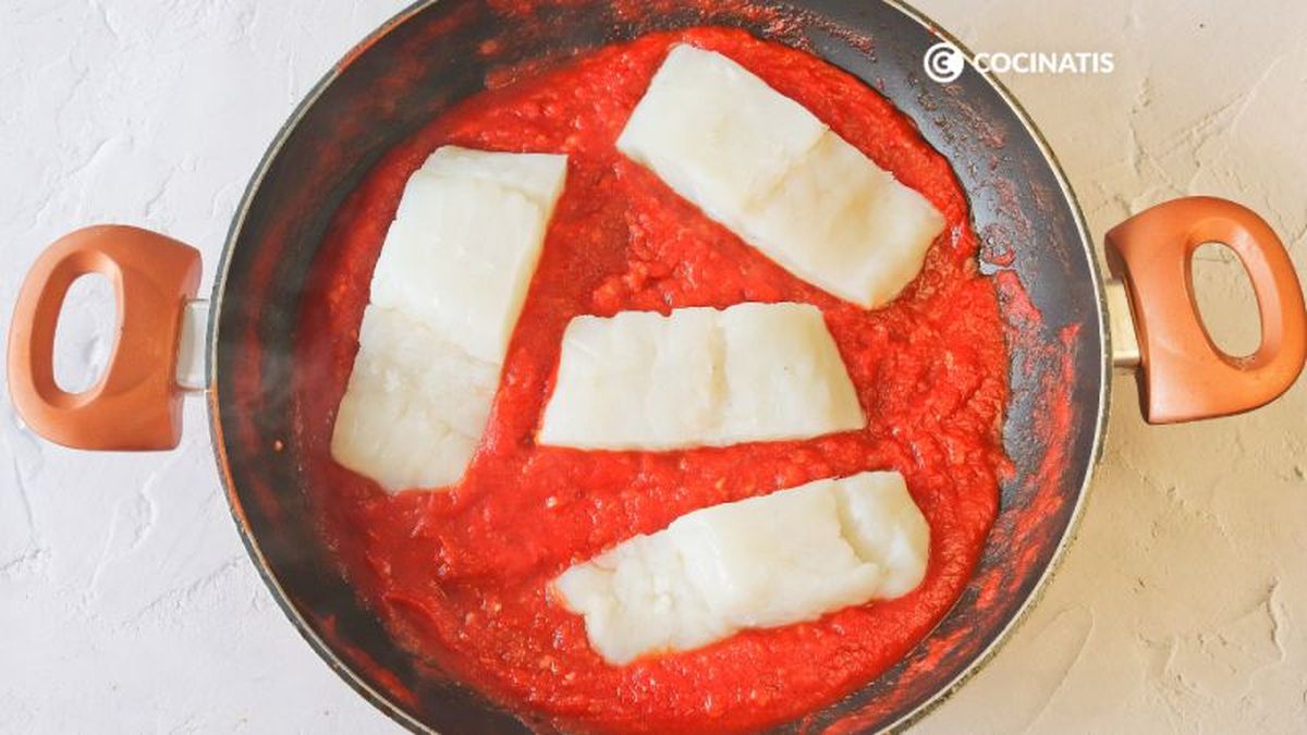 Cocinar bacalao en la salsa de tomate