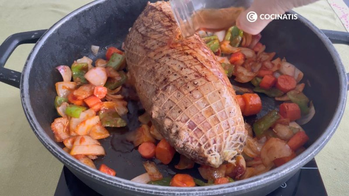 Agregamos brandy y caldo al redondo de ternera