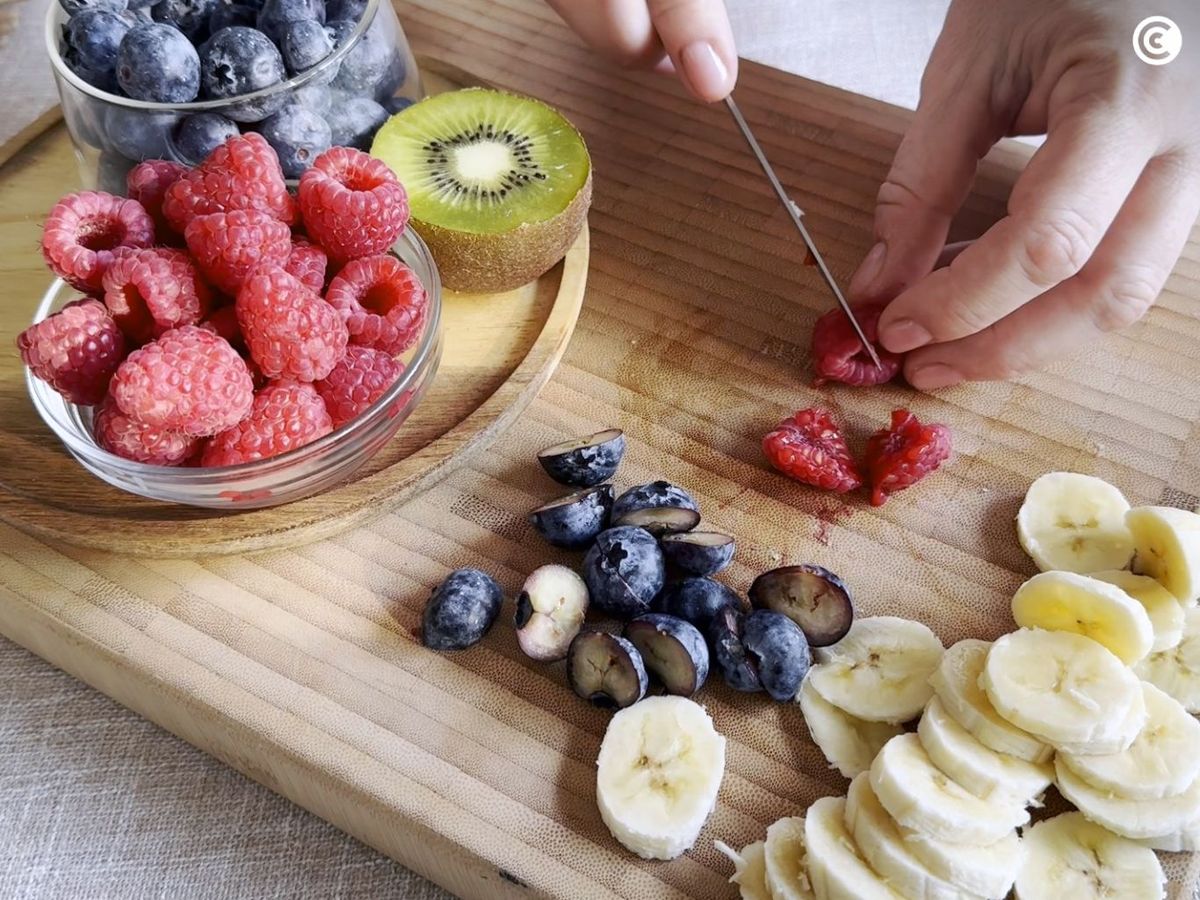 Cortar frutas para el açaí bowl
