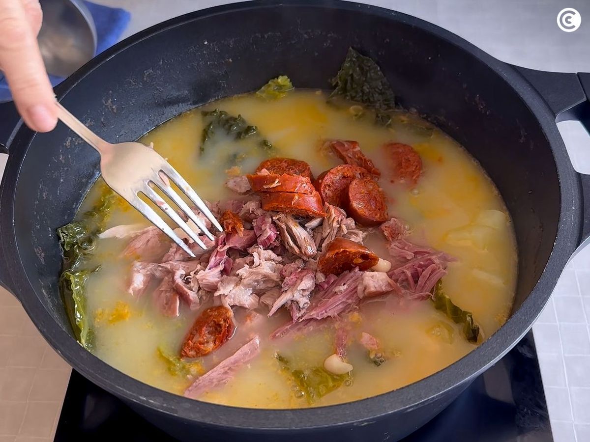 Retirar la carne y devolverla al caldo gallego desmenuzada