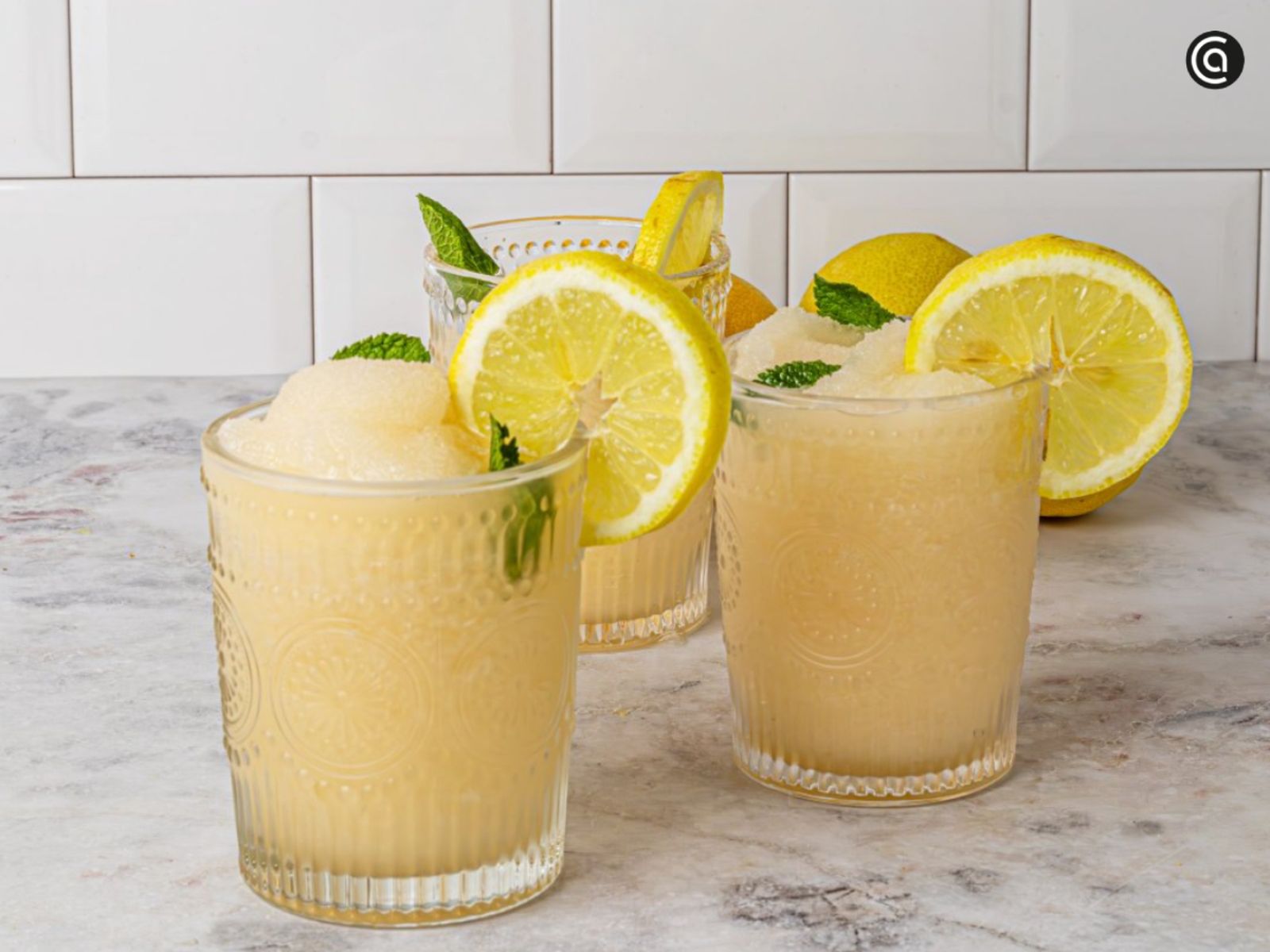 Bebida helada de limón que puedes tomar como digestivo después de comer en los días más calurosos. Bebida helada de limón que puedes tomar como digestivo después de comer en los días más calurosos.