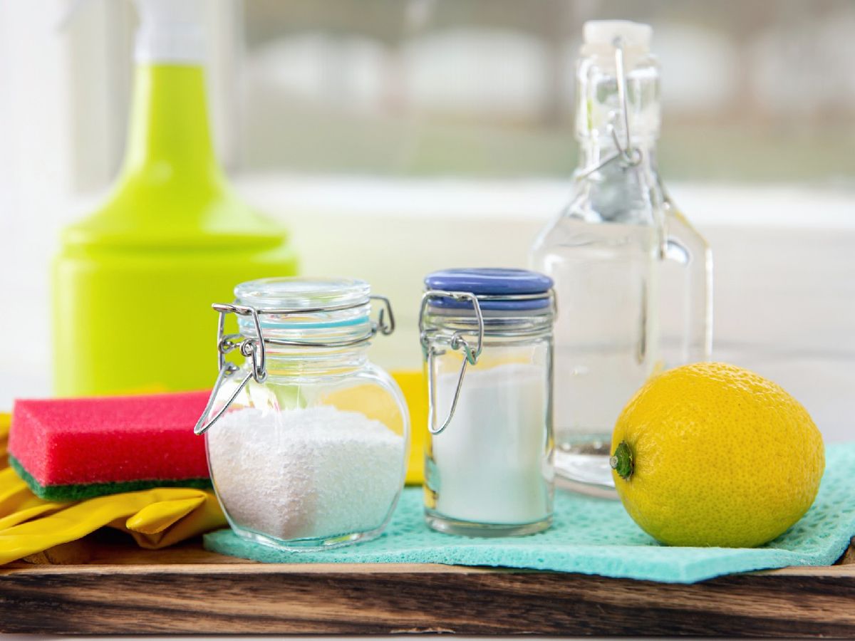 El horno puede limpiarse con zumo de limón, vinagre, bicarbonato o sal gruesa