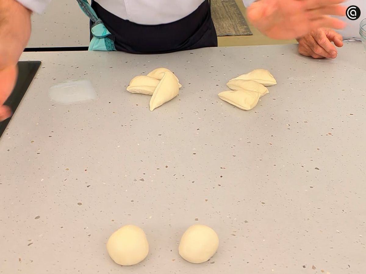 Divide la masa en ocho partes y dales forma de bolita