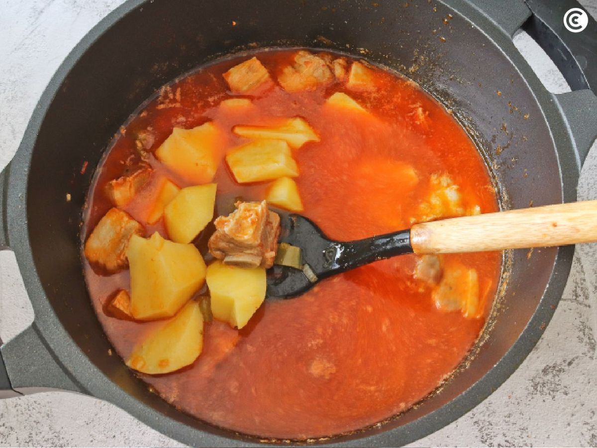 Cocer patatas con costillas