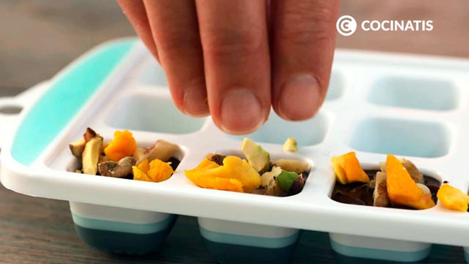 Espolvorea los frutos secos y los orejones encima del chocolate Receta de bocados de chocolate y frutos secos  paso 4