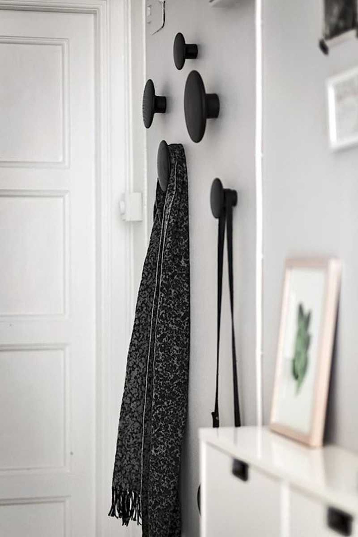 Recibidor minimalista con percheros.