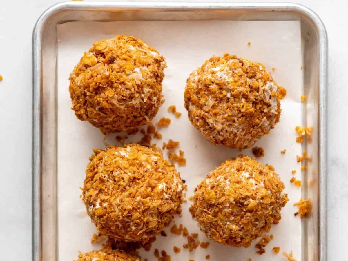 Bolas de helado cubiertas con cereales crujientes antes de cocinarlas en la airfryer.