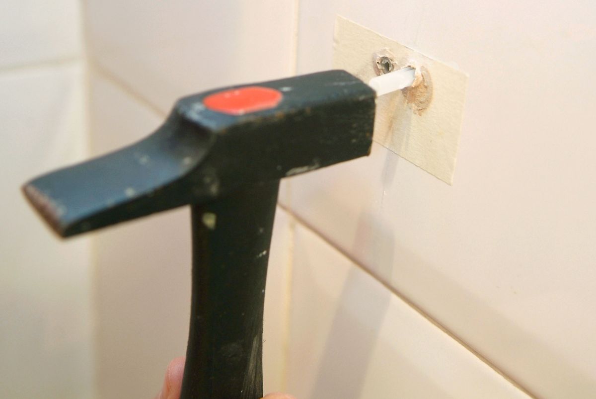 Colocación de accesorios en el baño paso 6