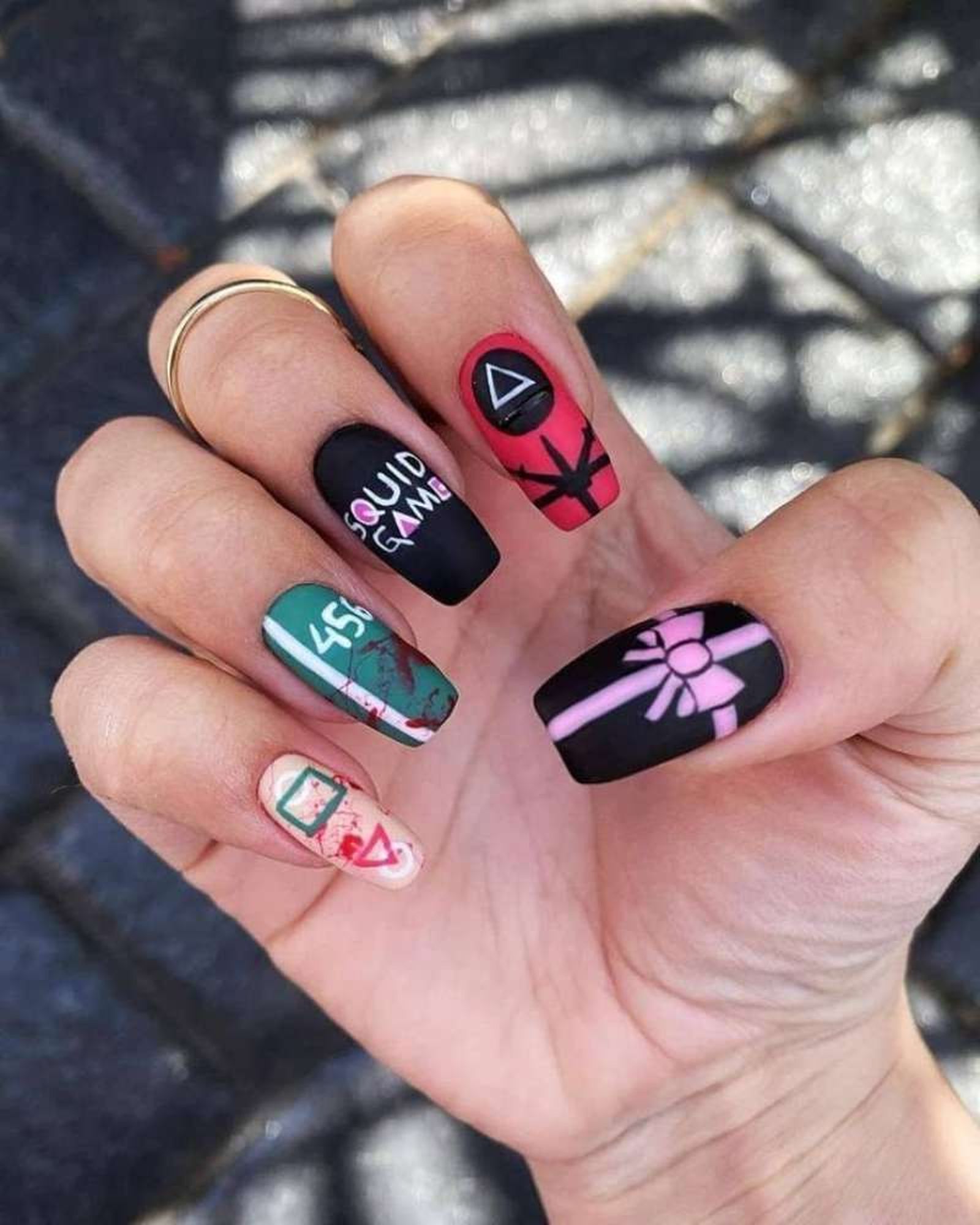 Manicura inspirada en la serie de El juego del calamar 2 Manicura inspirada en la serie de El juego del calamar 2