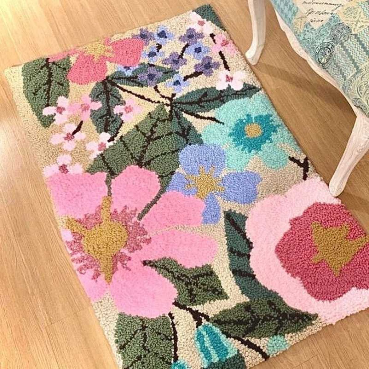 Alfombra artesanal floral.