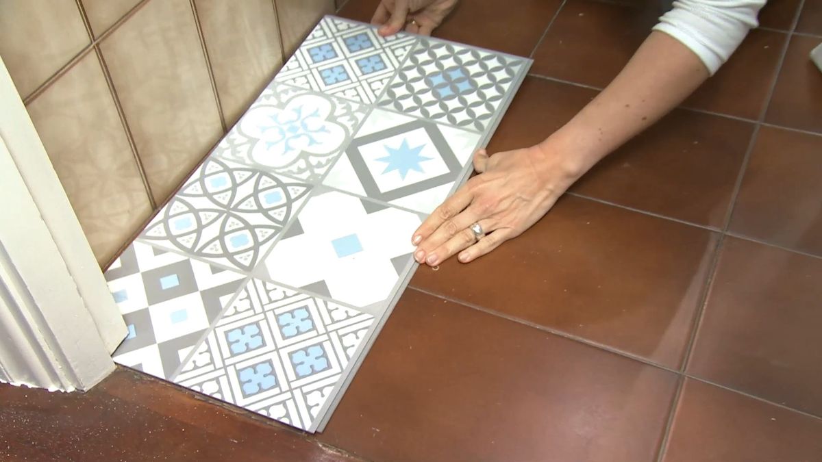 Deco741 Decorar baño sin obra en blanco y madera paso 3