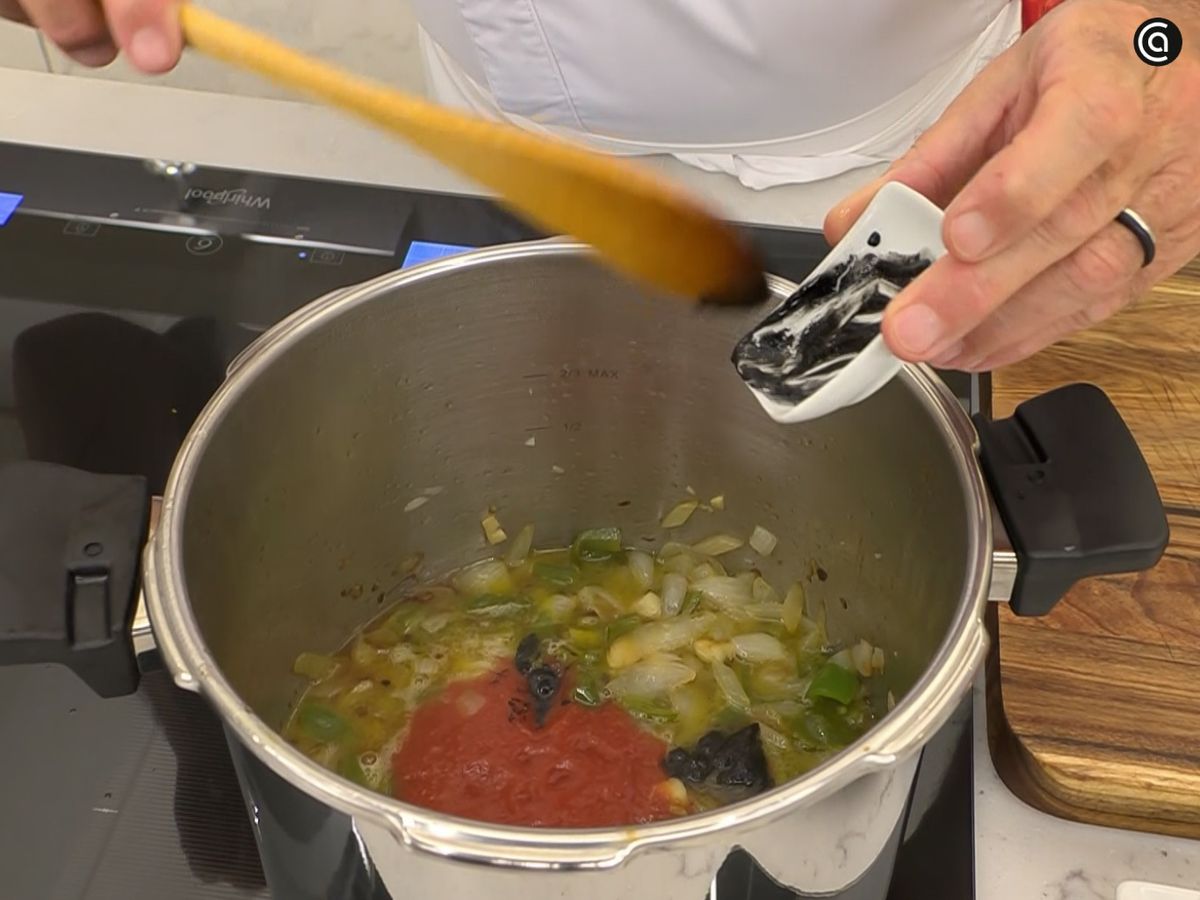 Sepia en su tinta con patatas fritas - paso 1