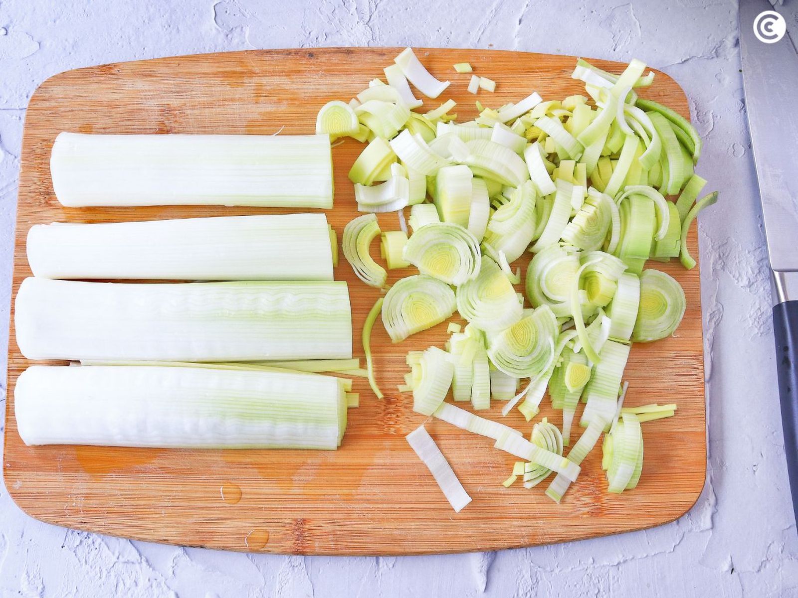 Cortar los puerros para hacer paté vegetal