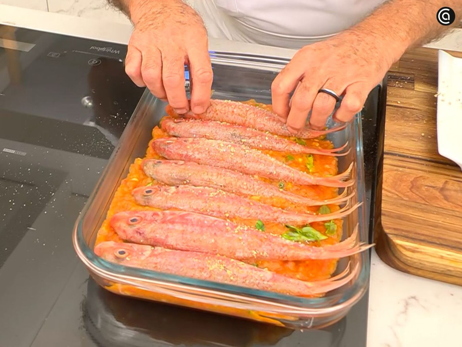 Coloca el pescado sobre la salsa de tomate Coloca el pescado sobre la salsa de tomate